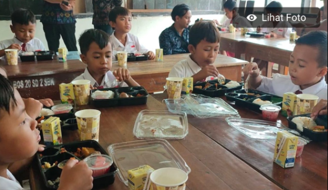 Anak SD menyantap MBG. [Dok BGN]